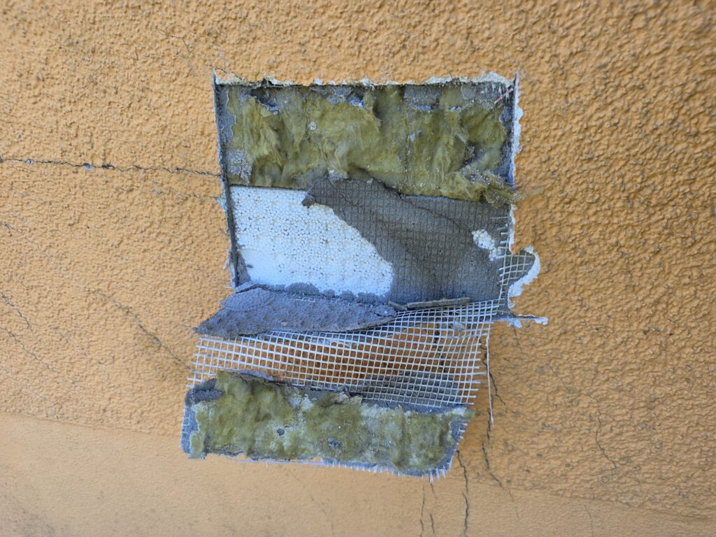 Feuchtigkeitsschaden und Schimmel: Lüften oder Baumangel? So klärt der Gutachter die Ursache 3 Bauteilöffnung an einem Wärmedämmverbundsystem zur Klärung eines Feuchtigkeitsschadens