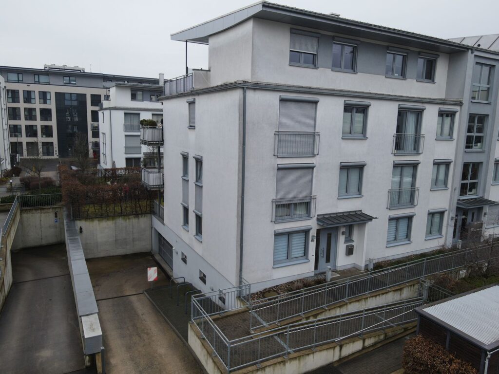 Technik & Ausrüstung 2 Drohnenaufnahme der Fassade eines Mehrfamilienhauses im sichtbaren Licht, aufgenommen mit DJI Matrice 4TD