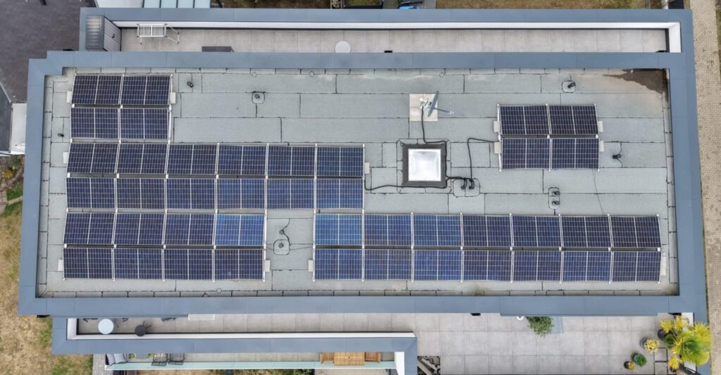 Technik & Ausrüstung 1 Drohnenaufnahme eines Flachdachs mit Photovoltaikanlage, senkrecht von oben aufgenommen mit DJI Matrice 4TD
